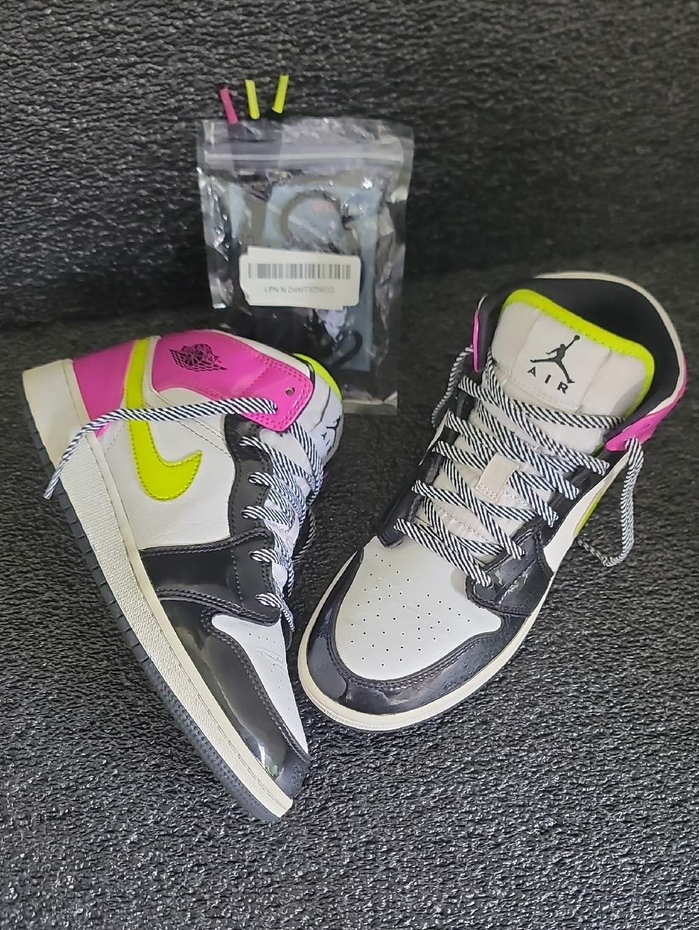 Nike Air Jordan 1 Mid (special edition) "Cyber Active Vibrant Pink" Wmns 8